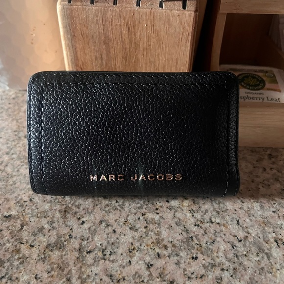 Marc Jacobs Black Pebbled Leather Slim Card Holder with Gold Logo - Picture 2 of 16